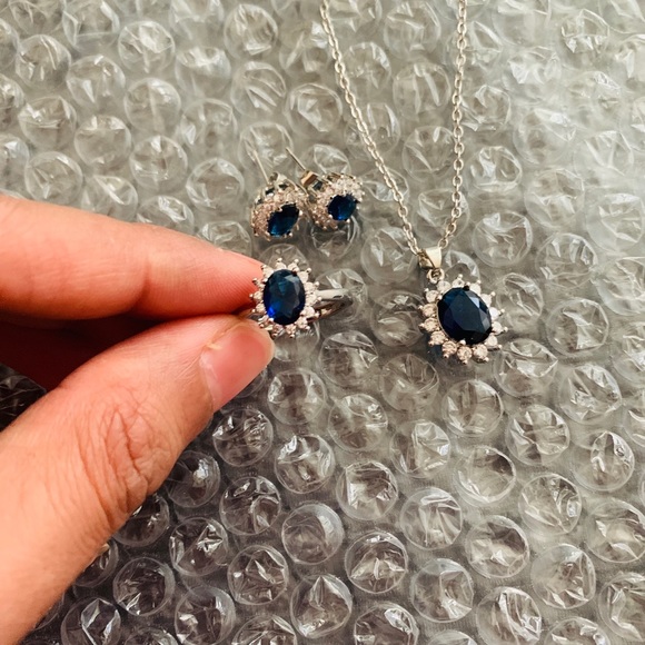 Jewelry - Boutique sterling silver necklace set